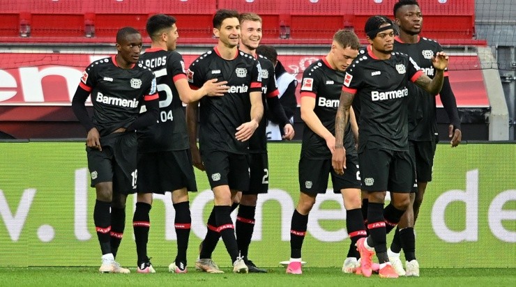 Alario festeja con Exequiel Palacios su último gol en el Leverkusen: el 24 de abril, al Eintracht (Foto:Getty).