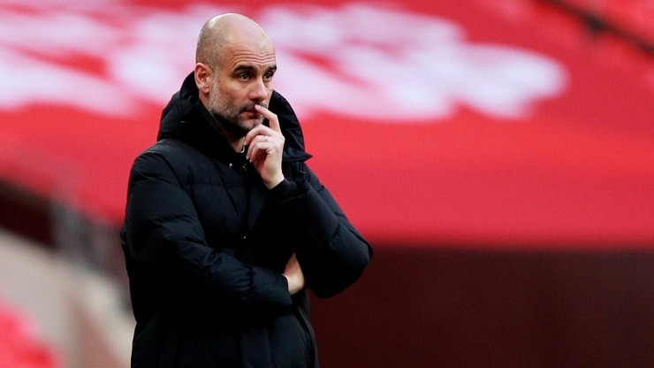 Pep Guardiola dirigiendo a Manchester City