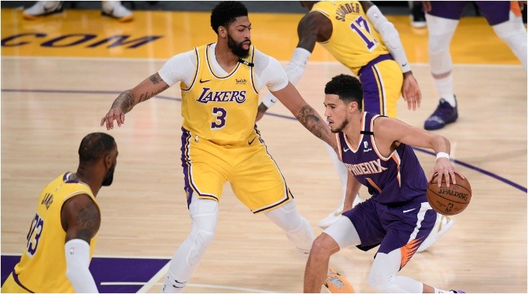 LeBron James y Anthony Davis ante Devin Booker (Foto: Getty)