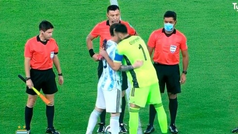 El buen gesto entre David Ospina y Lionel Messi antes del partido entre Colombia y Argentina.