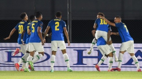 Neymar comemora com os companheiros o gol do Brasil (Foto: Getty Images)