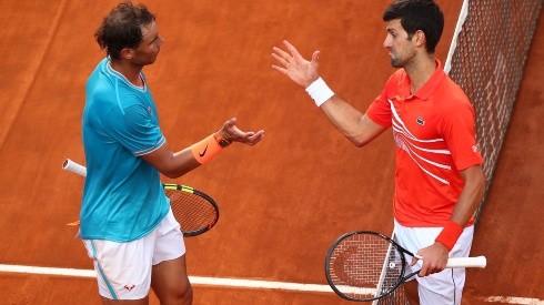Rafael Nadal e Novak Djokovic se cumprimentam