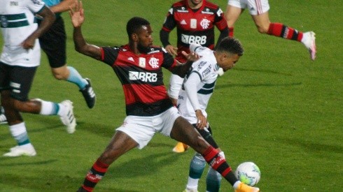 Coritiba e Flamengo, em campo pelo Brasileirão (Foto: Gabriel Machado/AGIF)