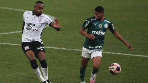 Palmeiras e Corinthians, em campo pelo Campeonato Paulista (Foto: Ettore Chiereguini/AGIF)