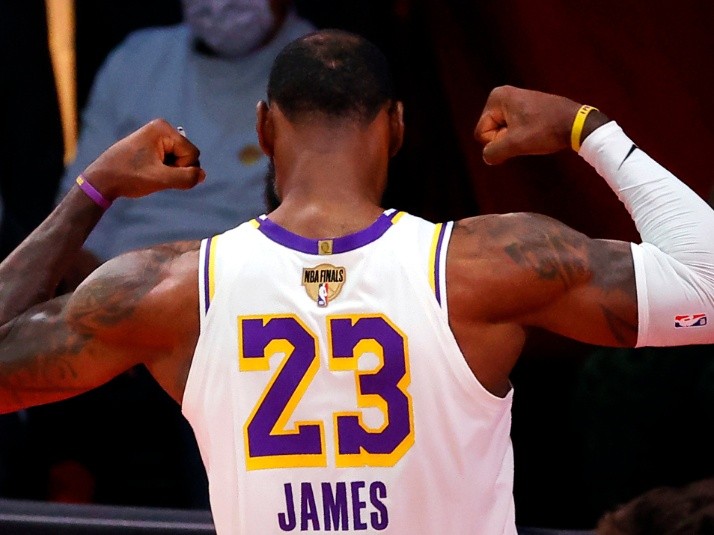 Los Lakers revelan su nueva camiseta con el número 23 de LeBron James