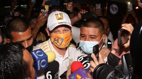 Florian Thauvin llegó a Monterrey entre empujones de la prensa y aficionados.