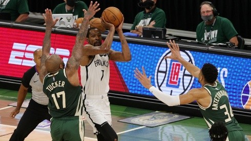Kevin Durant ante Milwaukee Bucks en NBA Playoffs