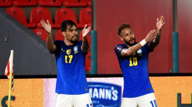 Lucas Paquetá of Brazil celebrates with teammate Neymar after scoring the second goal of his team during a match between Paraguay and Brazil as part of South American Qualifier for Qatar 2022 (Getty)