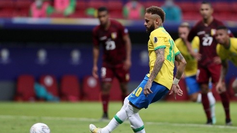 Gol de Neymar para el 2-0 de Brasil.