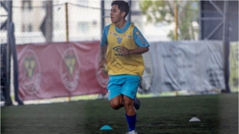 Con nueva piel: Alexander Lecaros fue cedido al Avaí de la Serie B de Brasil