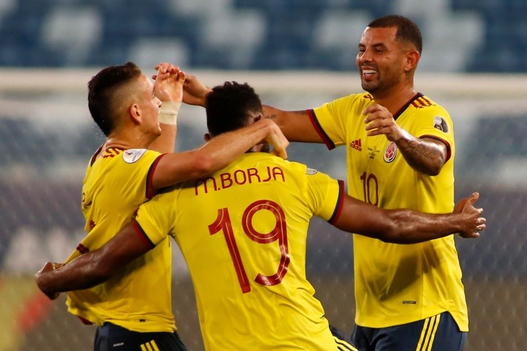 Colombianos festejam o gol de Cardona. (Foto: Getty Images)