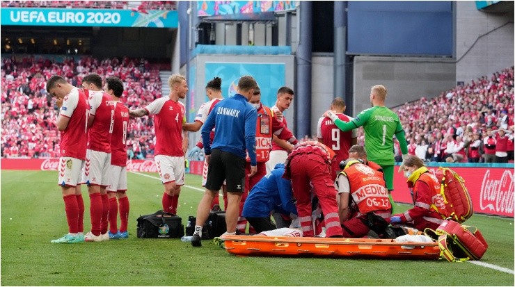 Christian Eriksen siendo atentido por el cuerpo médico de Dinamarca (Foto: Getty)