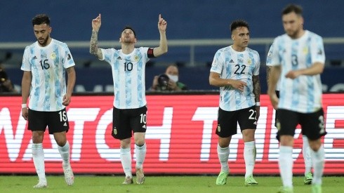 Golaço! Messi, de falta, abre o placar no Engenhão. Argentina 1x0 Chile