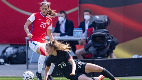 Daniela Zamora disputa un balón durante el Chile vs. Alemania. (Foto: Getty Images)