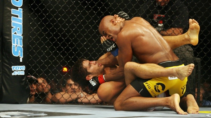Anderson Silva (R) fights Patrick Cote in the Middleweight Title Bout at UFC&#039;s Ultimate Fight Night