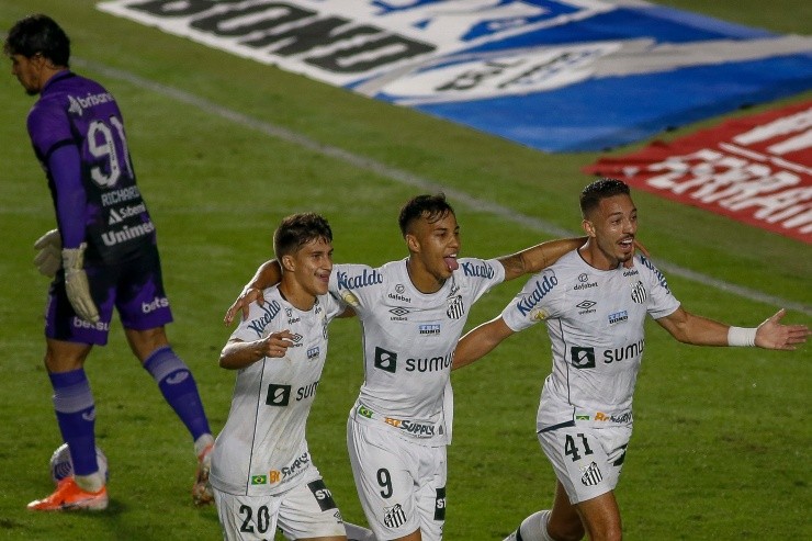 Jogadores do Santos comemorando gol nesta temporada. (Foto: Getty Images)