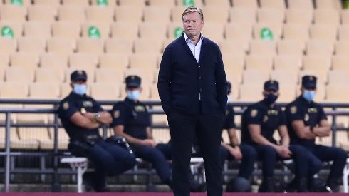 Ronald Koeman dirigiendo a Barcelona