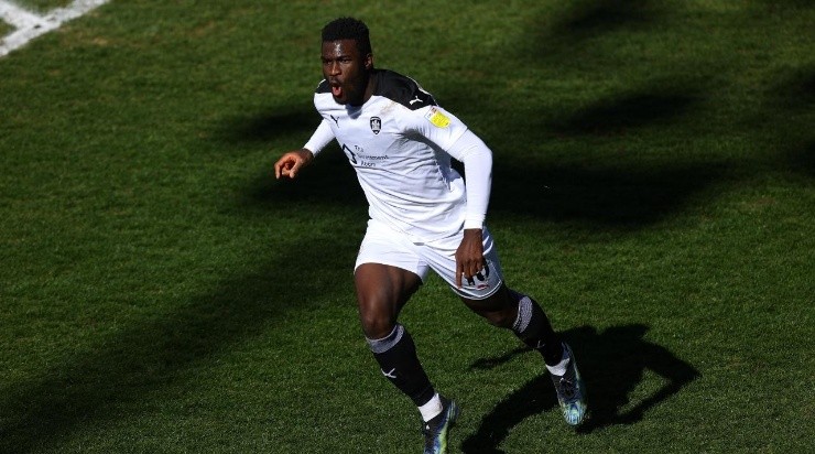 Daryl Dike of Barnsley celebrates after scoring their side’s first goal during the Sky Bet Championship match between Luton Town (Getty)