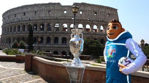 The Mascotte Skillzy poses with the trophy in front of the Colosseum in Rome. (Getty)
