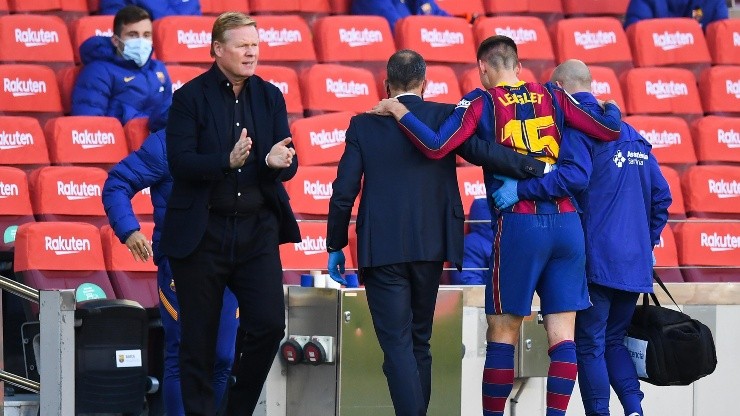 Ronald Koeman dirigiendo a FC Barcelona