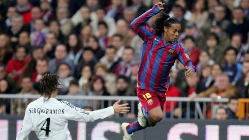 Ronaldinho enfrentando a Sergio Ramos