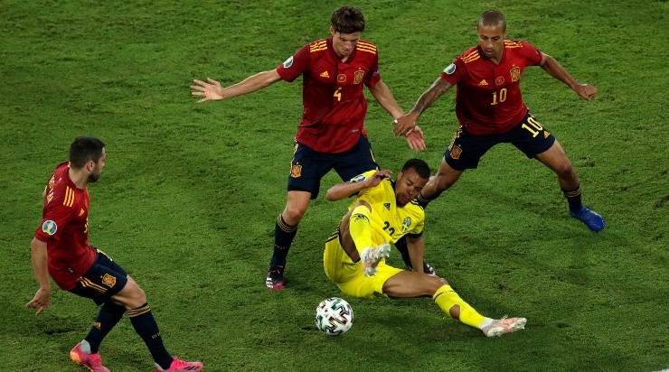 Jogadores espanhóis, em partida diante da Suécia (Foto: Getty Images)