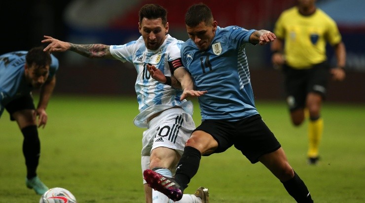 Messi e Torreira disputam a bola dentro de campo (Foto: Getty Images)