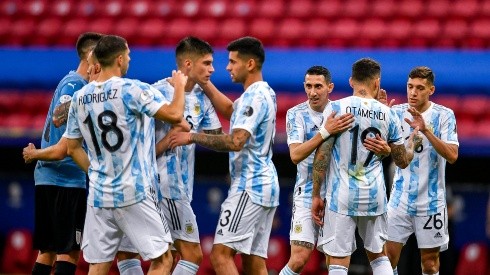 Jogadores argentinos comemoram a vitória sobre o Uruguai (Foto: Mateus Bonomi/AGIF)