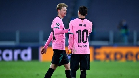 Leo Messi saludando a Frenkie De Jong