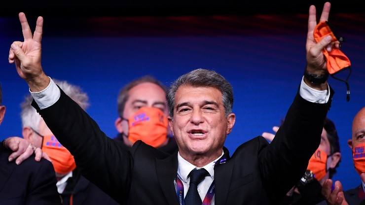 Joan Laporta celebrando la victoria en las votaciones