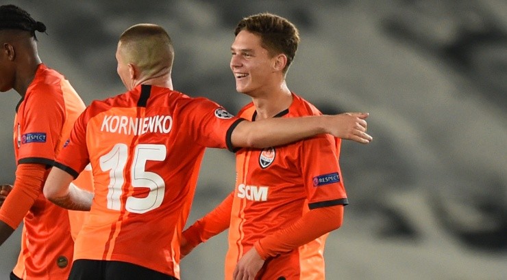 Georgiy Sudakov of Shakhtar Donetsk and Ukraine (right). (Getty)