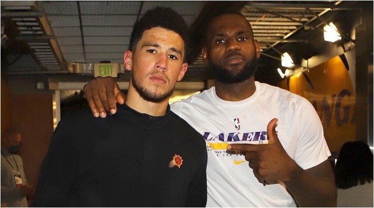 Devin Booker y LeBron James (Foto: @NBA)