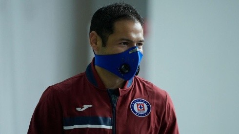 Pablo Aguilar en un partido de Cruz Azul