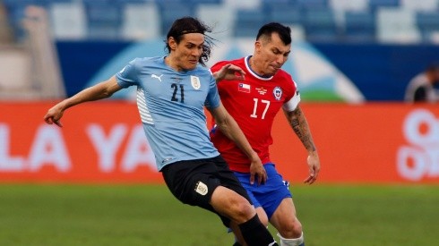 Edinson Cavani of Uruguay fighting for the ball with Gary Medel of Chile. (Getty)