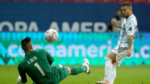 Papu Gómez toca por cima do goleiro e abre o placar (Foto: Getty Images)
