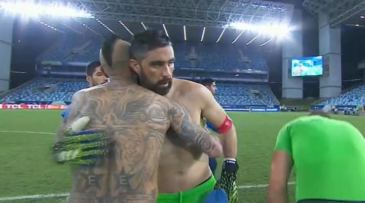 Arturo Vidal y Claudio Bravo se abrazan en la Copa América