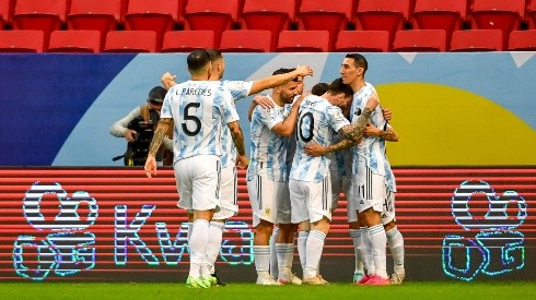 Jogadores argentinos comemoram o gol de Papu Gómez (Foto: Mateus Bonomi/AGIF)