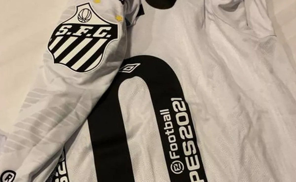 Neymar coloca nomeros de esparadrapo nas camisas dos jogadores durante  Treino do Santos FC