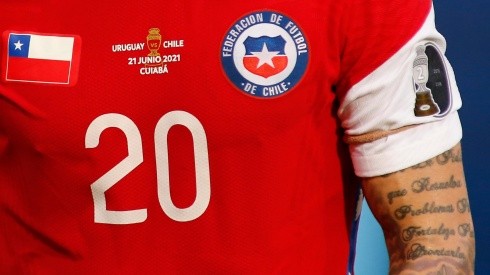 La Selección Chilena seguirá tapando el logo de la marca mientras no haya una resolución.