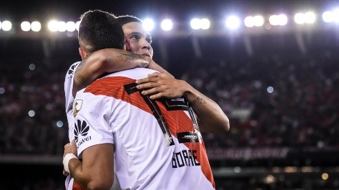 Abrazo entre Juan Fernando Quintero y Rafael Santos Borré.