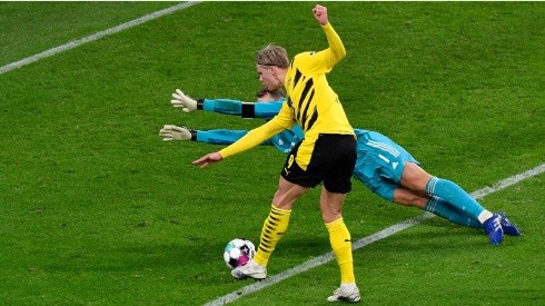 Erling Haaland marcando un tanto con Borussia Dortmund.