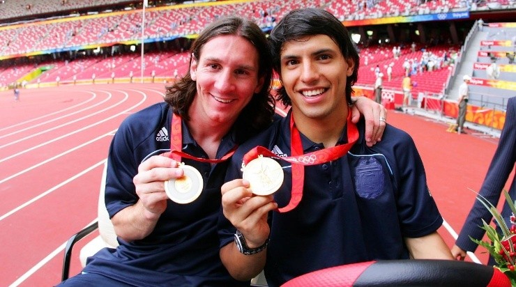 Argentinian forwards Lionel Messi (L) and Sergio Aguero gold medal pose (Getty)