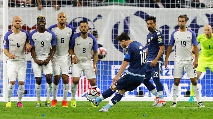 Lionel Messi #10 of Argentina scores a goal on a free kick in the first half against the United States during a 2016 Copa America Centenario (Getty)
