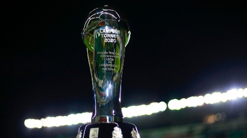 Trofeo de campeón de la Liga MX.