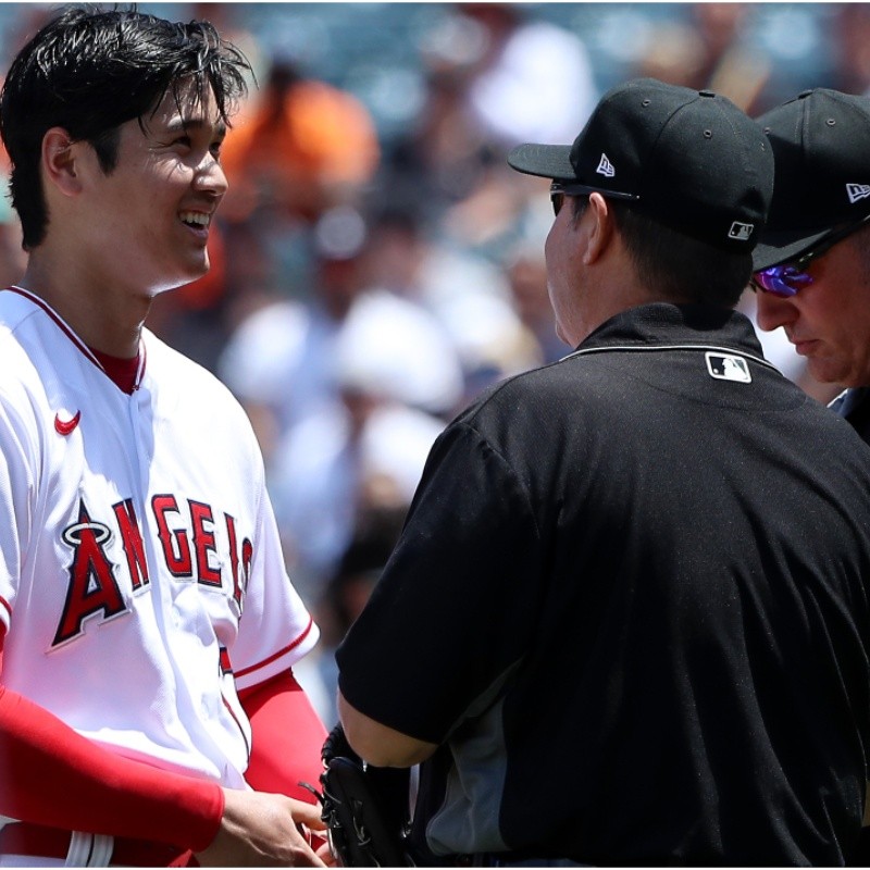 La reacción de Shohei Ohtani tras revisión de su gorra y guante por parte del árbitro