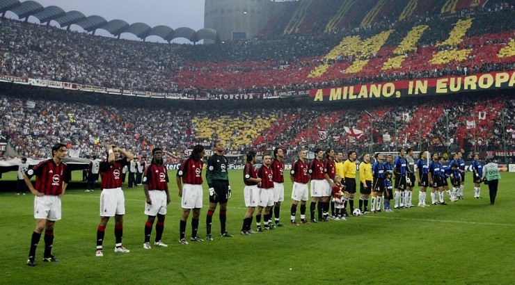 Milan players (left) and Inter players (right) line-up in 2003. (Getty)