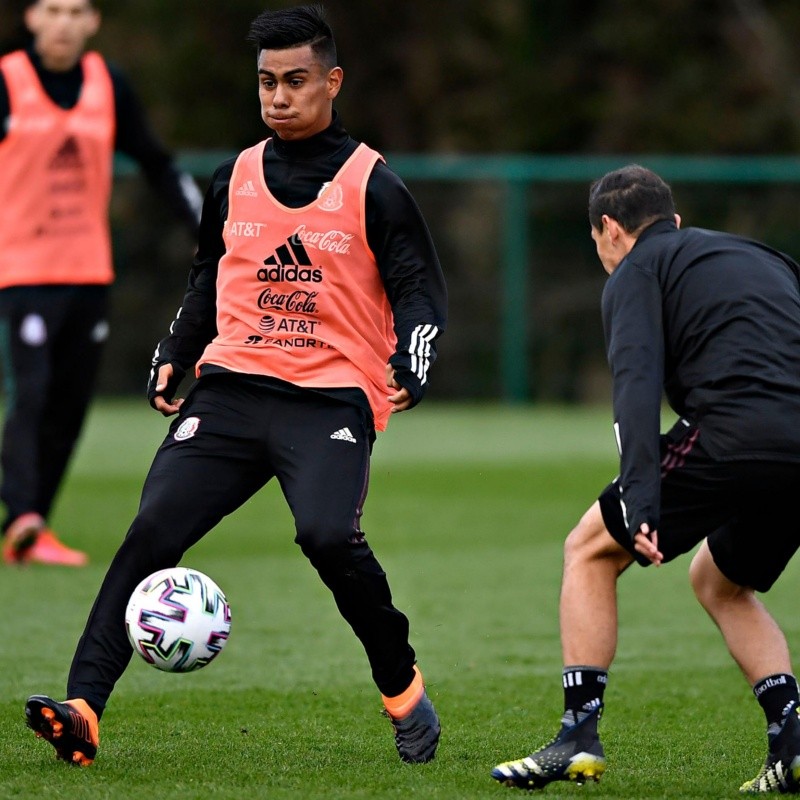 Chicharito considera a Efraín Álvarez como un diamante que debe brillar en la selección mexicana