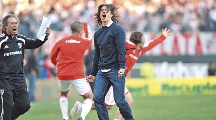 Almeyda y Holan celebran la vuelta a Primera de River Plate. (@Diegoborinsky)