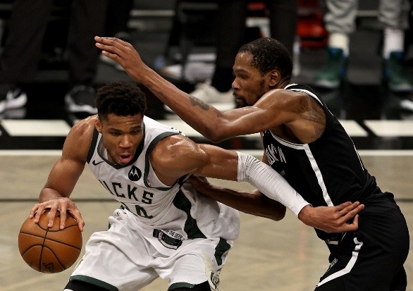 Giannis Antetokounmpo y Kevin Durant (Foto: Getty Images)