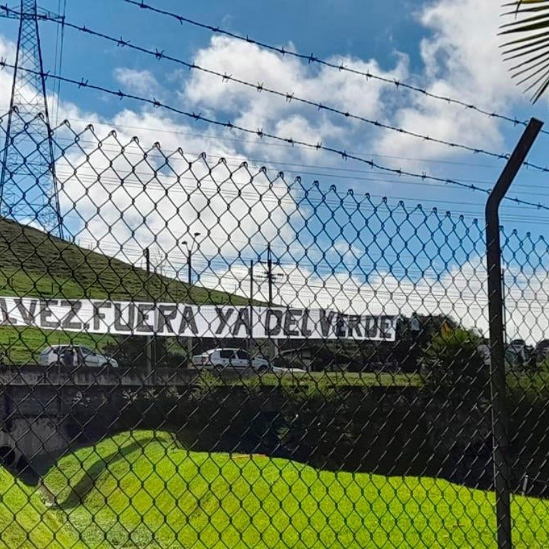 Hinchas de Nacional arremeten contra Jonathan Álvez: "Fuera ya del Verde"